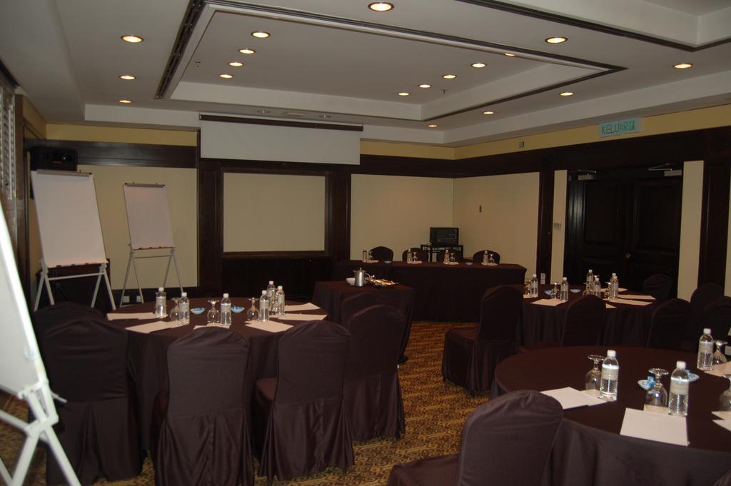 Отель The Saujana Kuala Lumpur Шах-Алам Экстерьер фото A meeting room