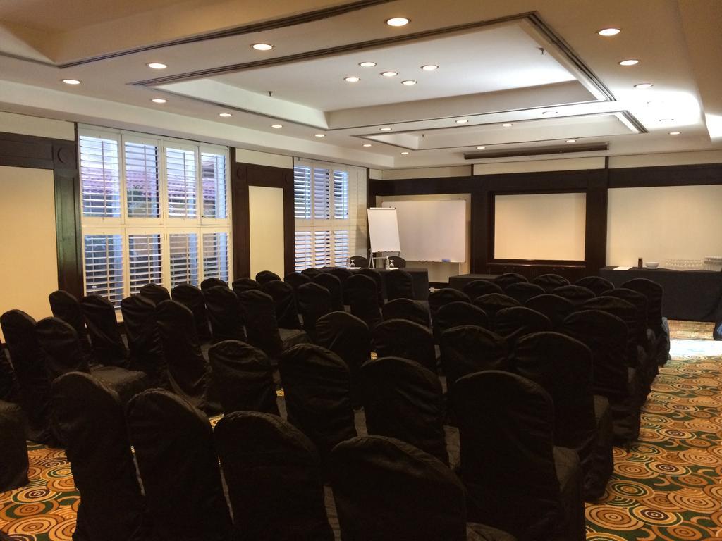Отель The Saujana Kuala Lumpur Шах-Алам Экстерьер фото The interior of the meeting room