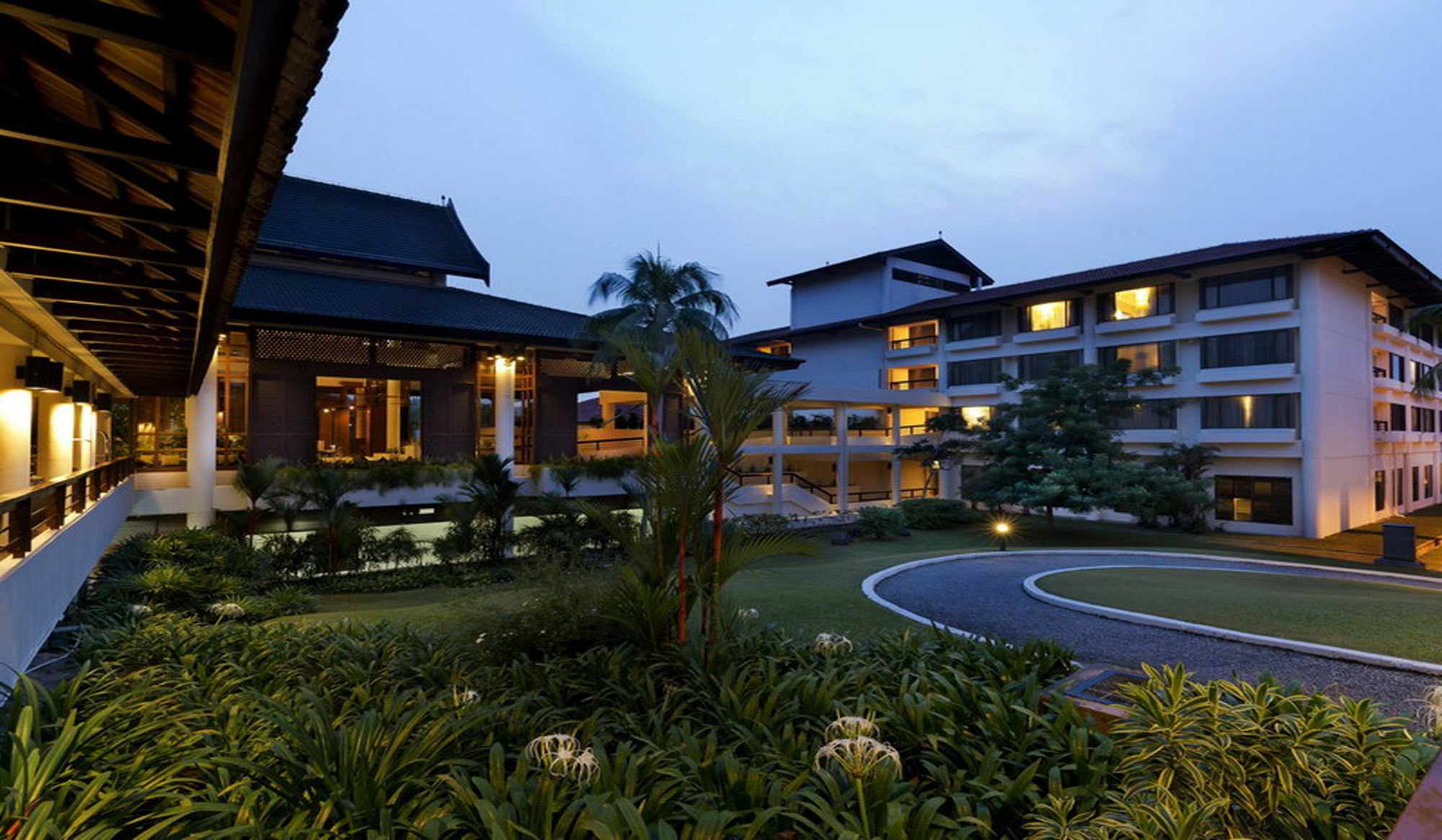 Отель The Saujana Kuala Lumpur Шах-Алам Экстерьер фото The Royal Thai Police Academy