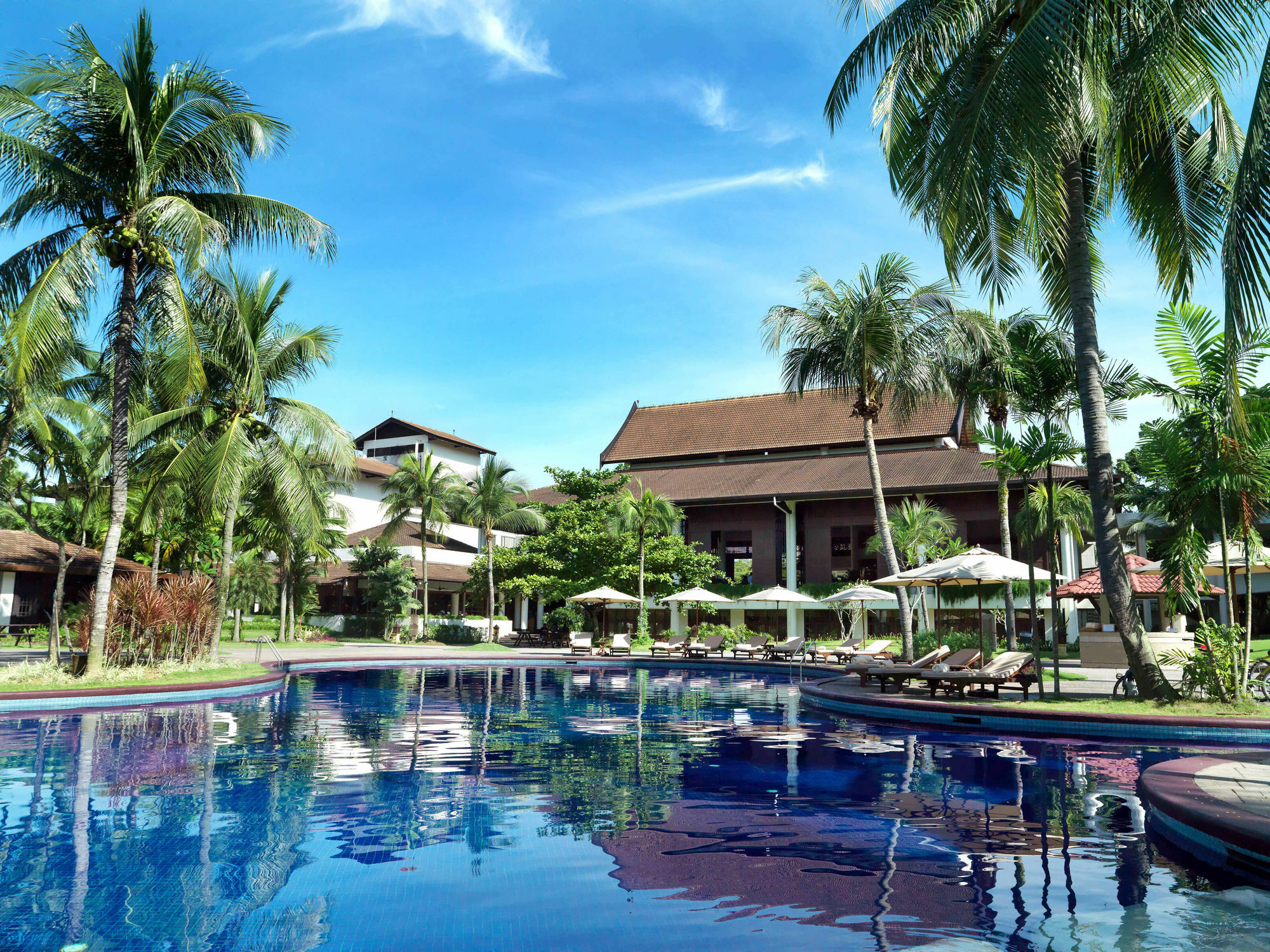 Отель The Saujana Kuala Lumpur Шах-Алам Экстерьер фото The pool at the resort