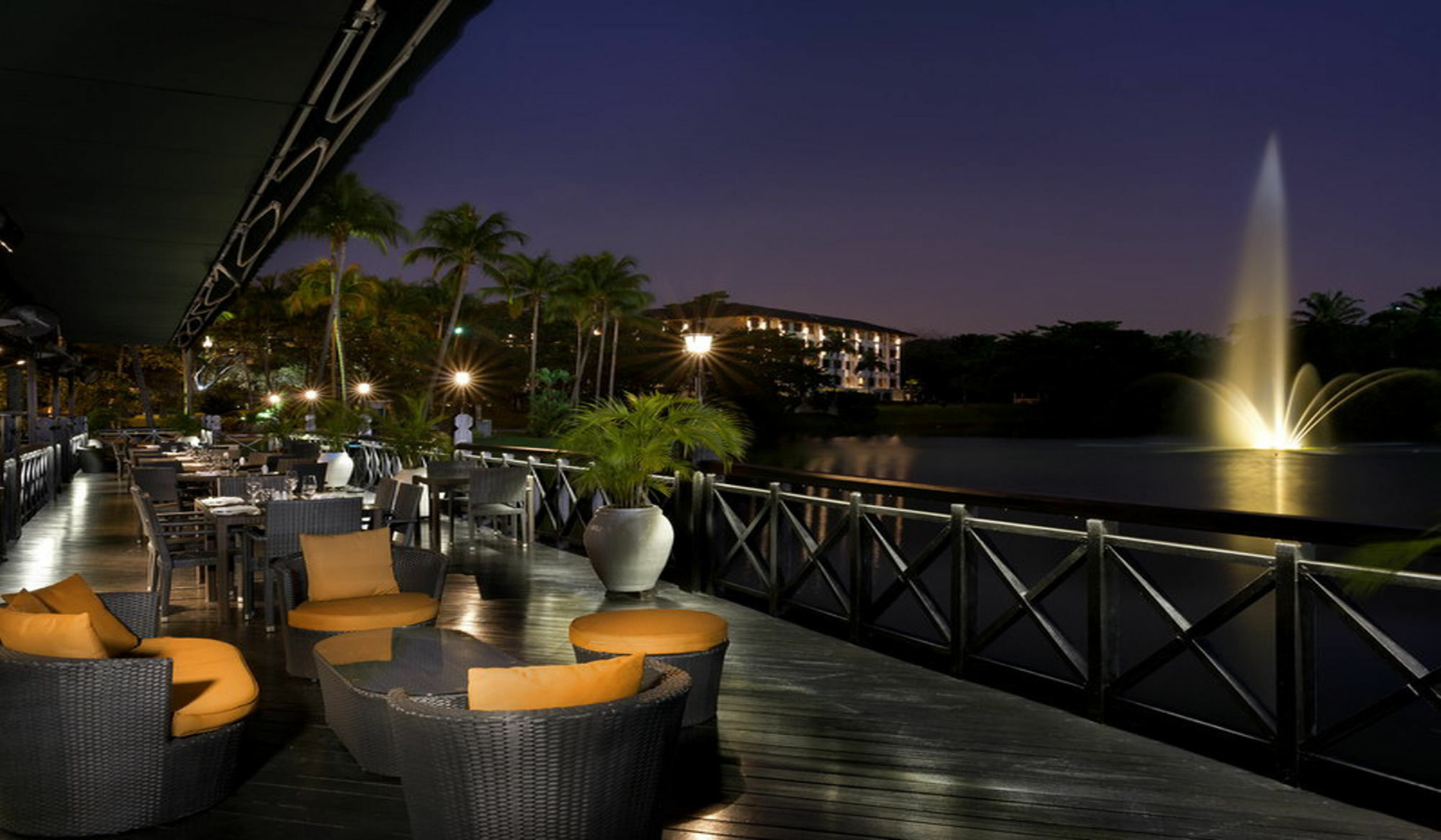 Отель The Saujana Kuala Lumpur Шах-Алам Экстерьер фото The Lake Bar